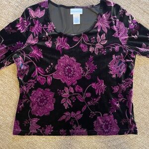 Y2K floral velvet shirttail top featuring a scoop neck and long 3/4 sleeves.
